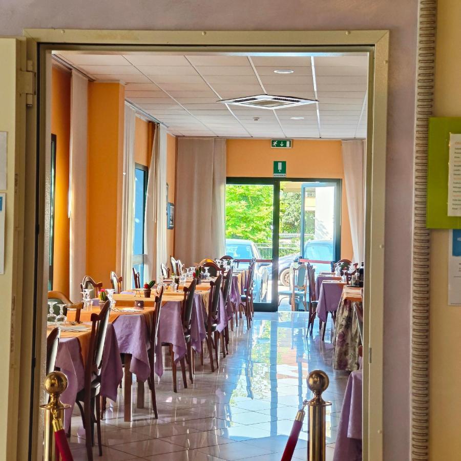 Hotel Marittimo Римини Екстериор снимка