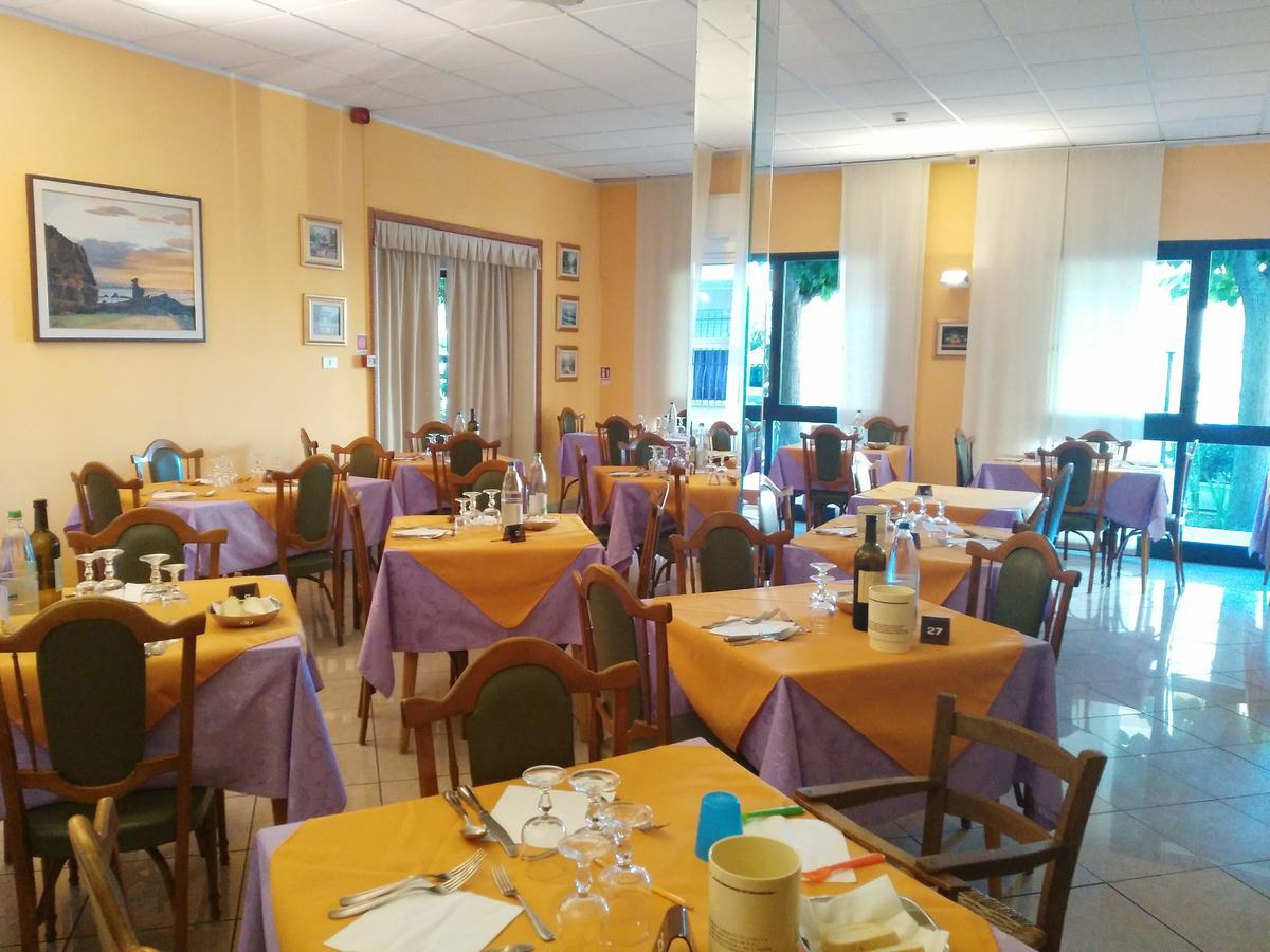 Hotel Marittimo Римини Екстериор снимка