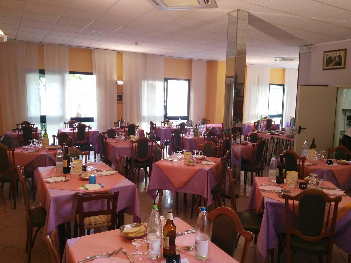Hotel Marittimo Римини Екстериор снимка